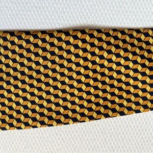 Previously owned Barney’s tie. Excellent condition.